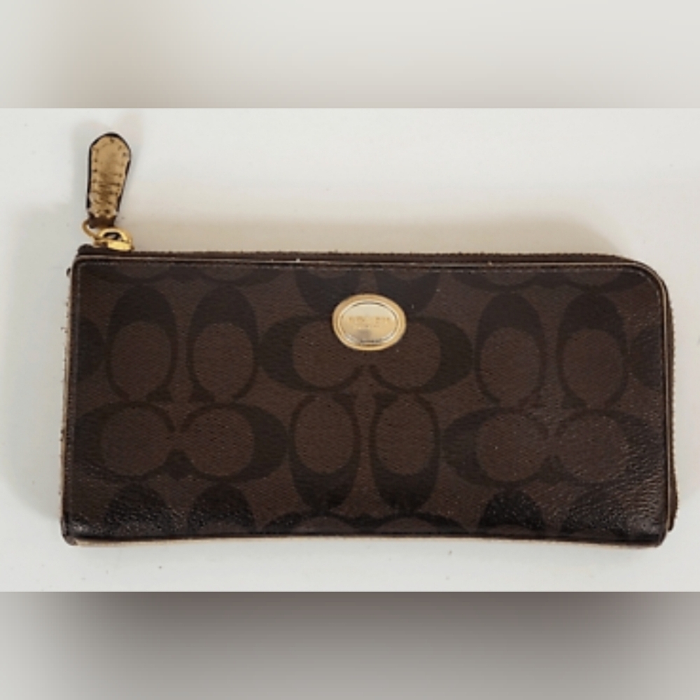 Coach Designer PEYTON SIGNATURE ACCORDION ZIP WALLET (COACH F50180)